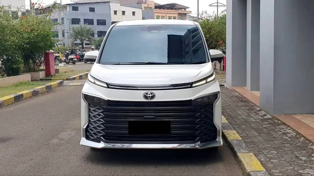 Toyota Voxy 2.0 CVT TSS Camera360 AT Putih 2023 Like New Low Km Record