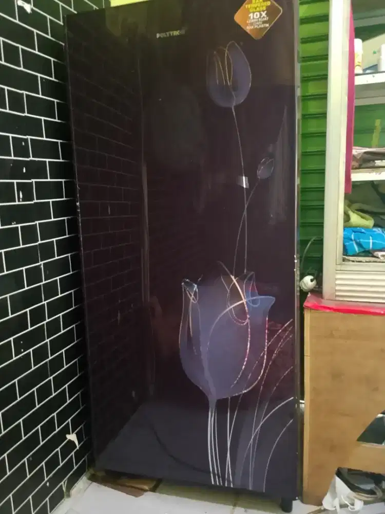 kulkas politron ,dispenser dan cupseler dan peralatan dapur