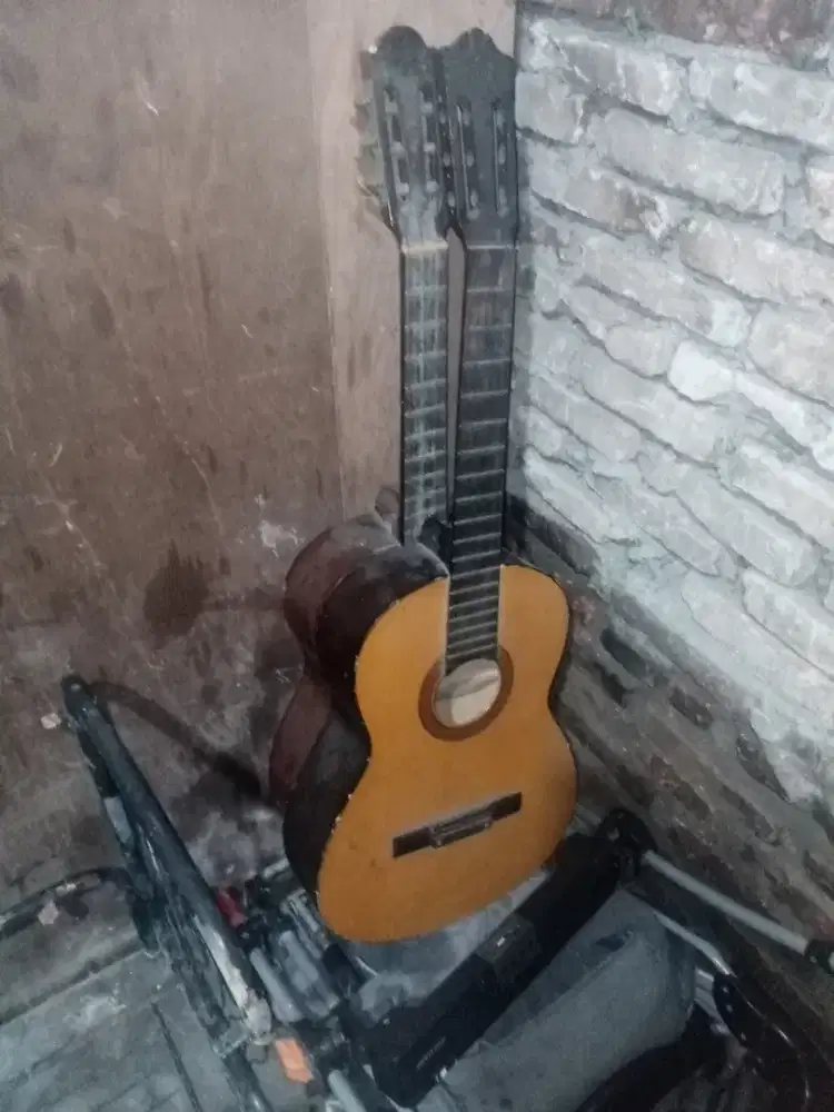 Gitar bekas minus tali