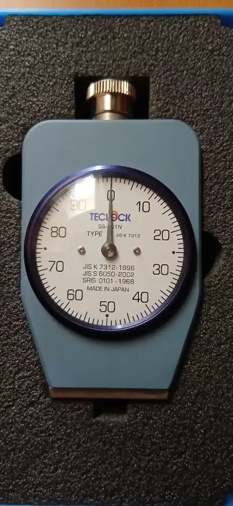 Alat pengukur kekerasan plastik dan karet