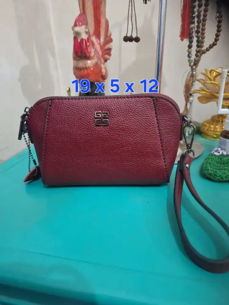 Tas selempang branded 
Domsel uk 19 x 5 x 12 
Limited edition 
Barang