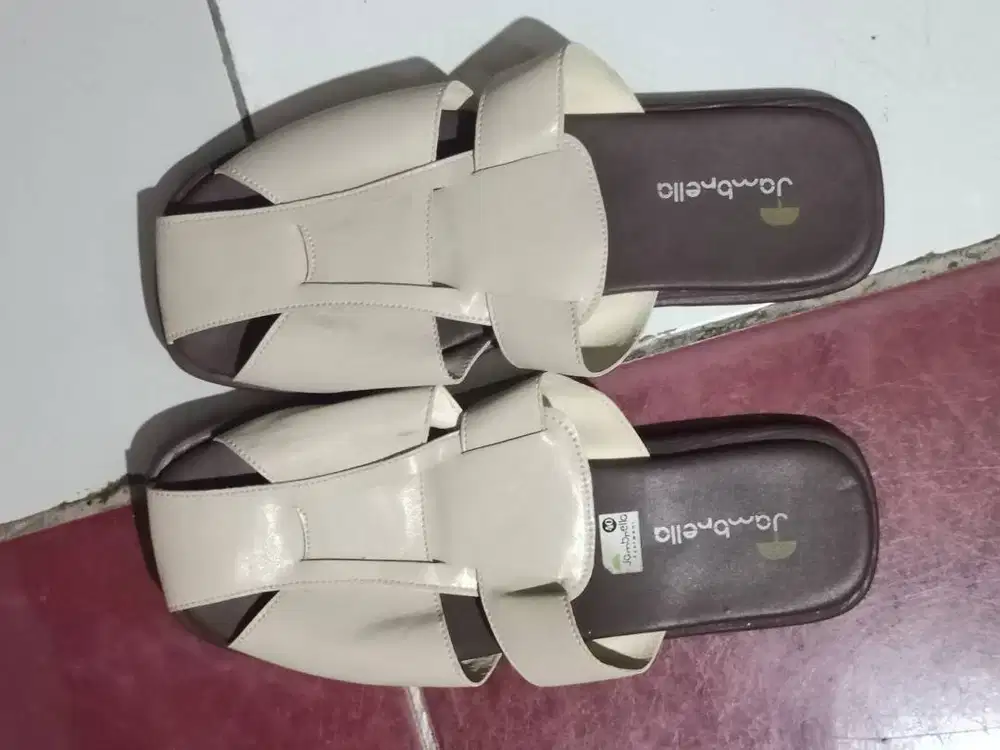 Sepatu sendal hits slip on