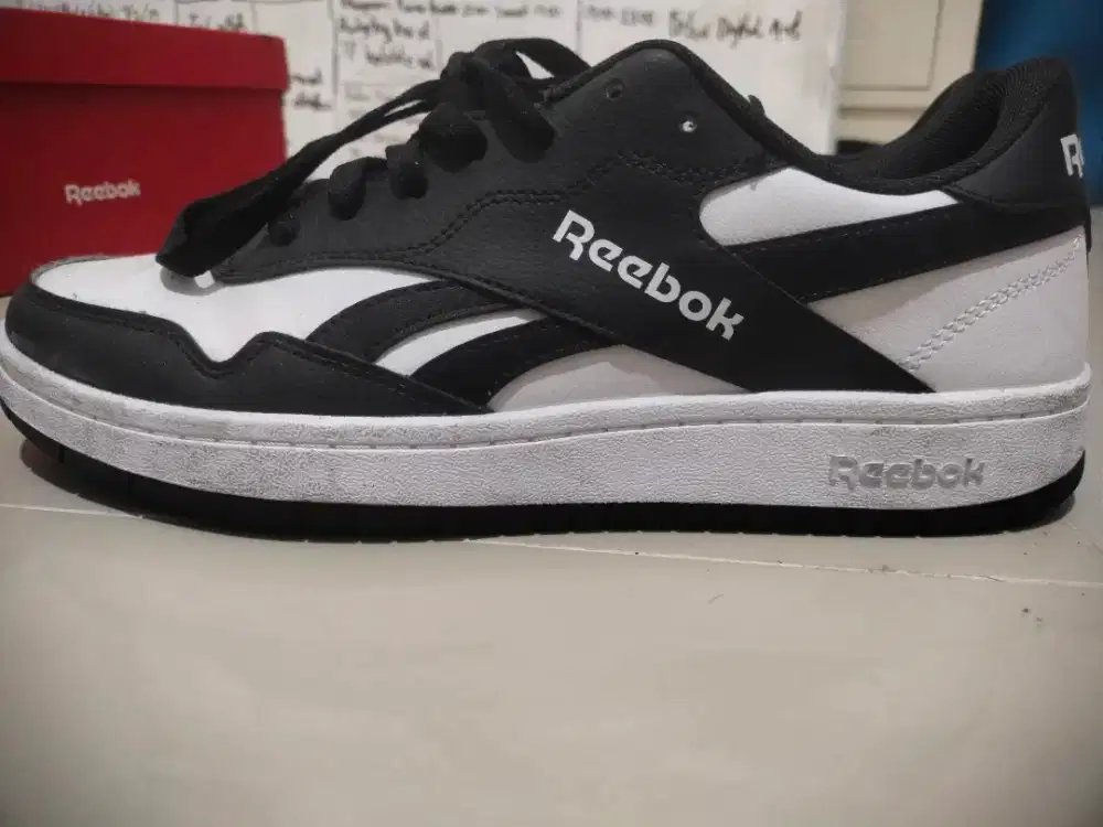 Jual sepatu merk Rebook ukuran 42