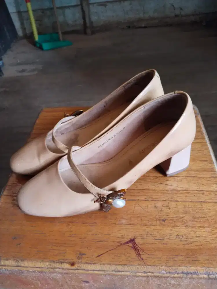 Sepatu Hak Rendah Wanita