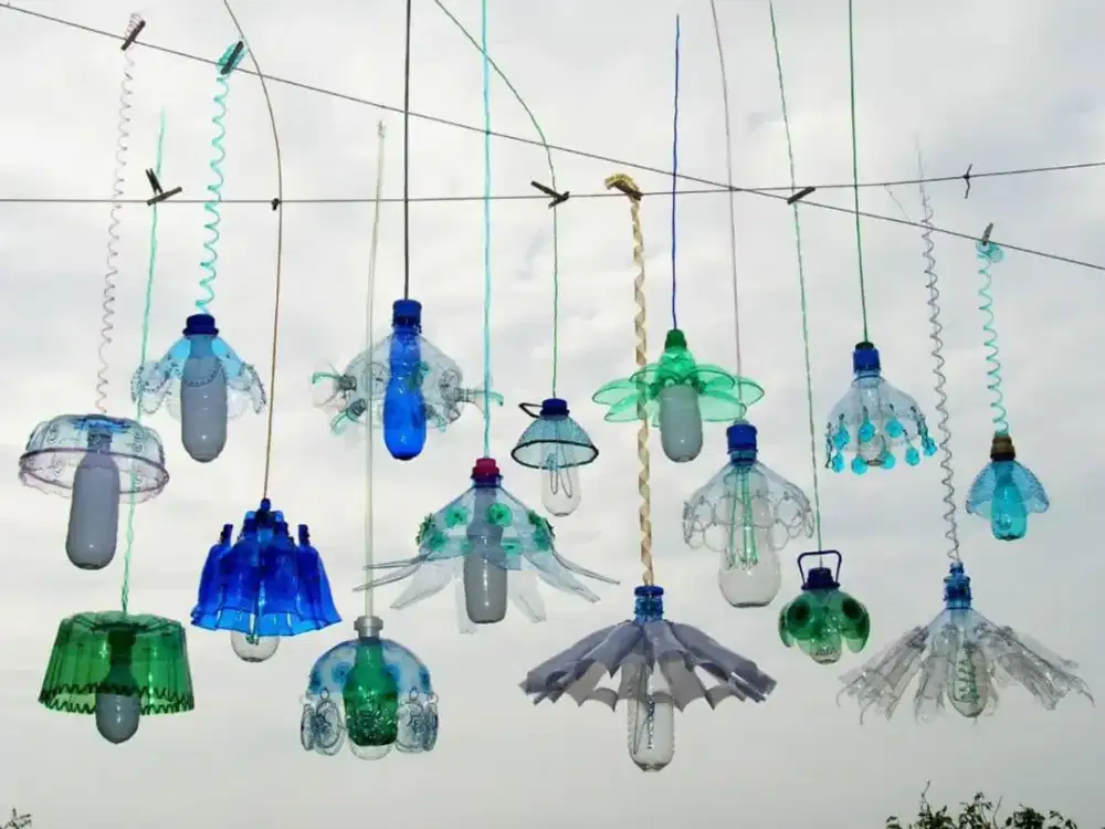 Hiasan dinding dari botol bekas