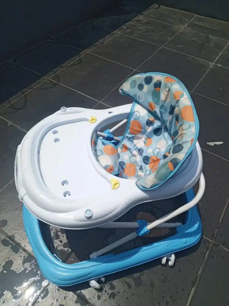 Baby walker/alat bantu jalan bayi