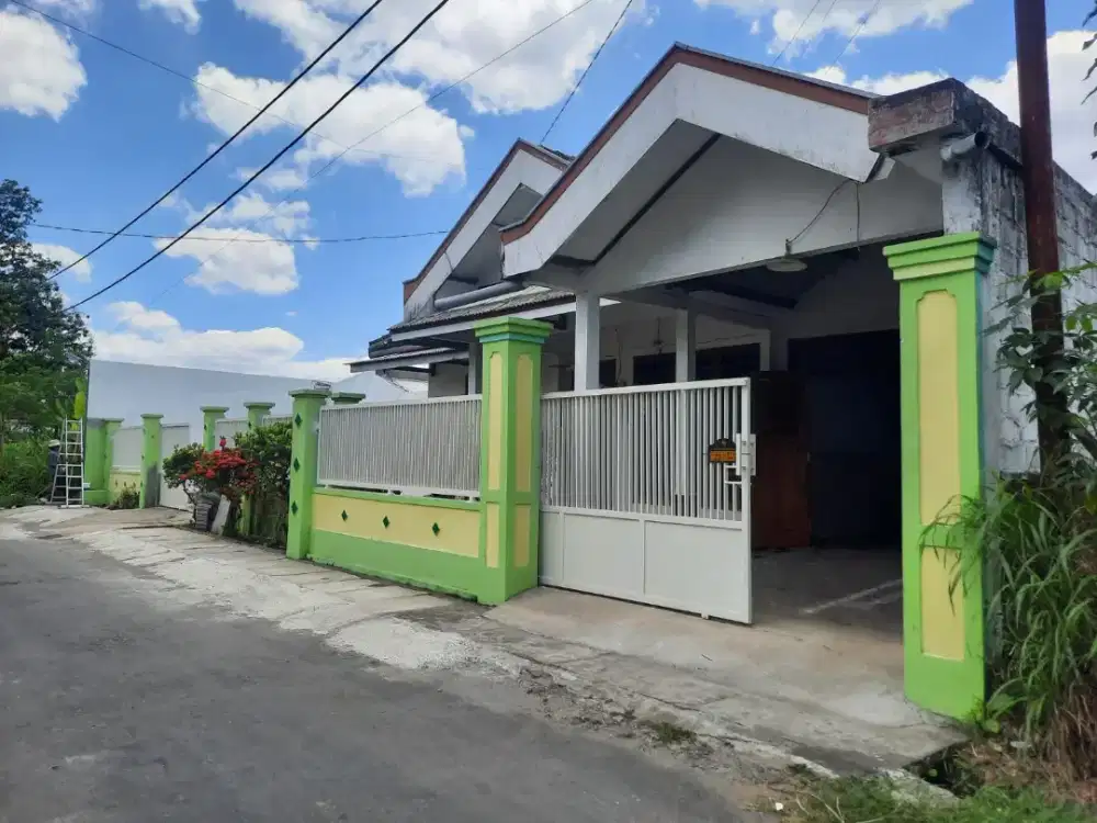 Rumah beserta kamar kos dijual