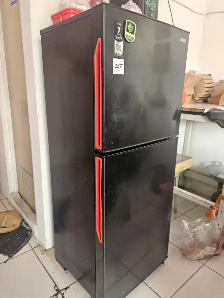 Kulkas merk Aqua 2 pintu masih bagus