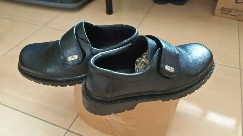 Sepatu Calvin Klein