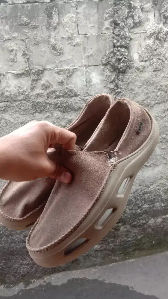 Sepatu sendal kulit Crocs