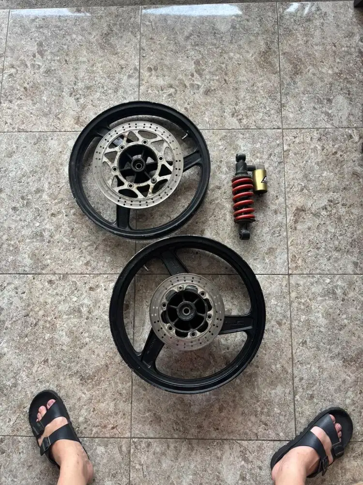 Velg dan Shock belakang Ninja RR 2 tak