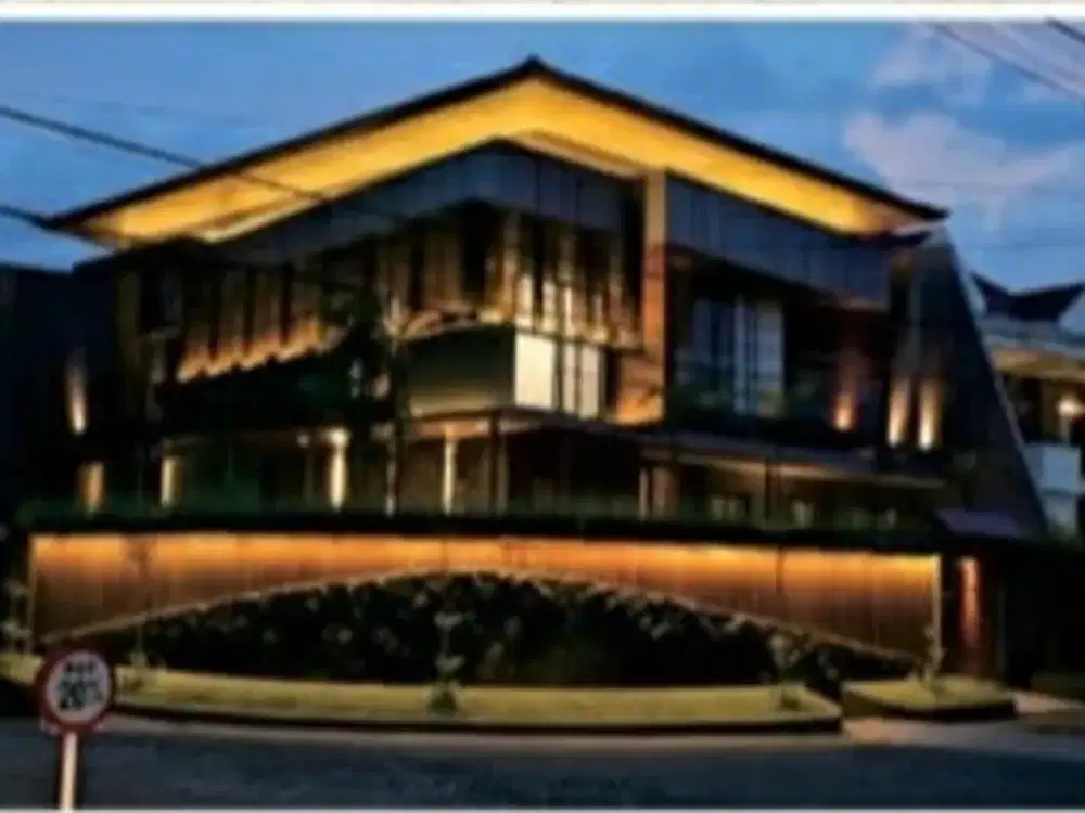 JUALTROPICAL HOUSE with WATERFALLManyar Kertoadi