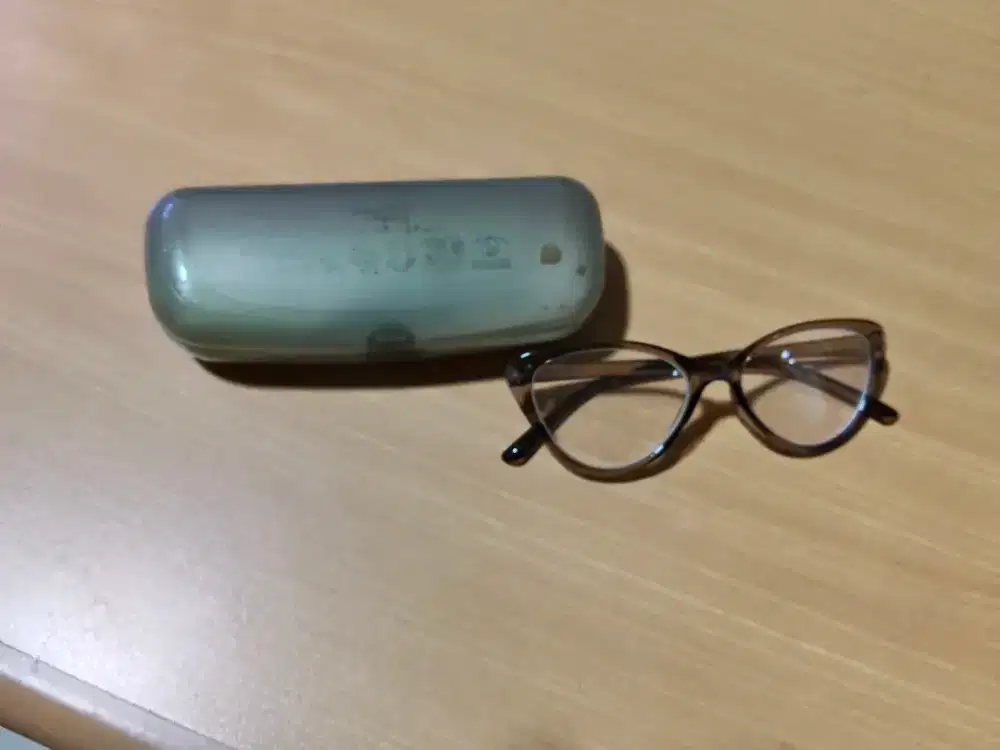 Kacamata Stylish Unisex – Mulus, Nyaman Dipakai