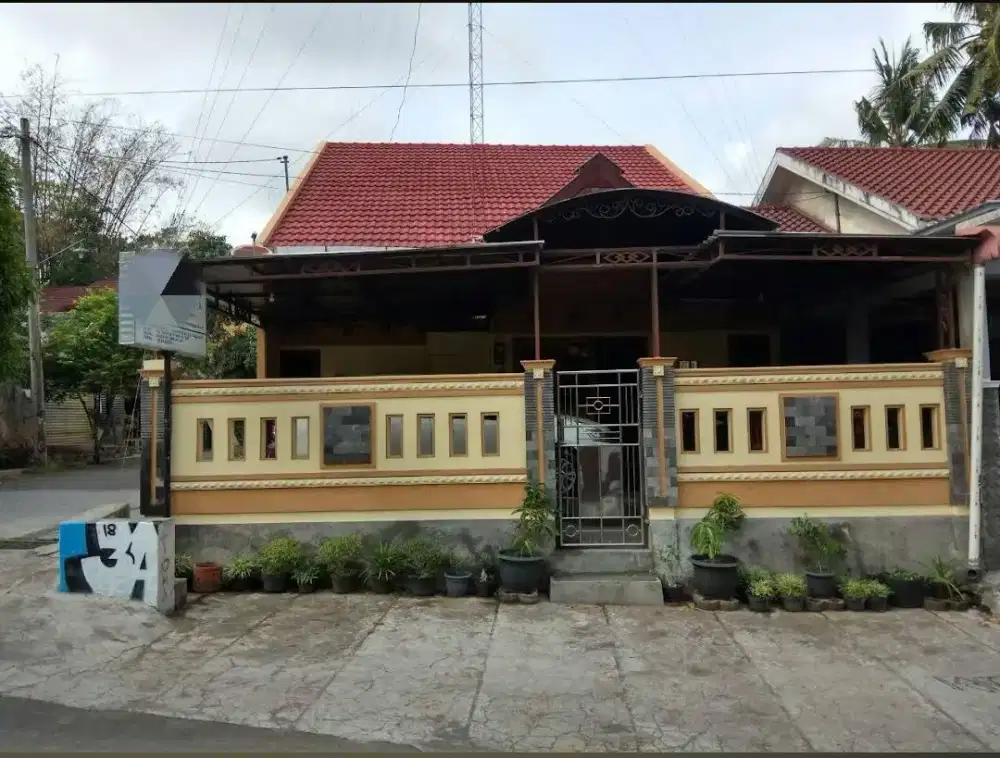 Rumah Tingkat Hook Samping Jalan Aspal Lebar