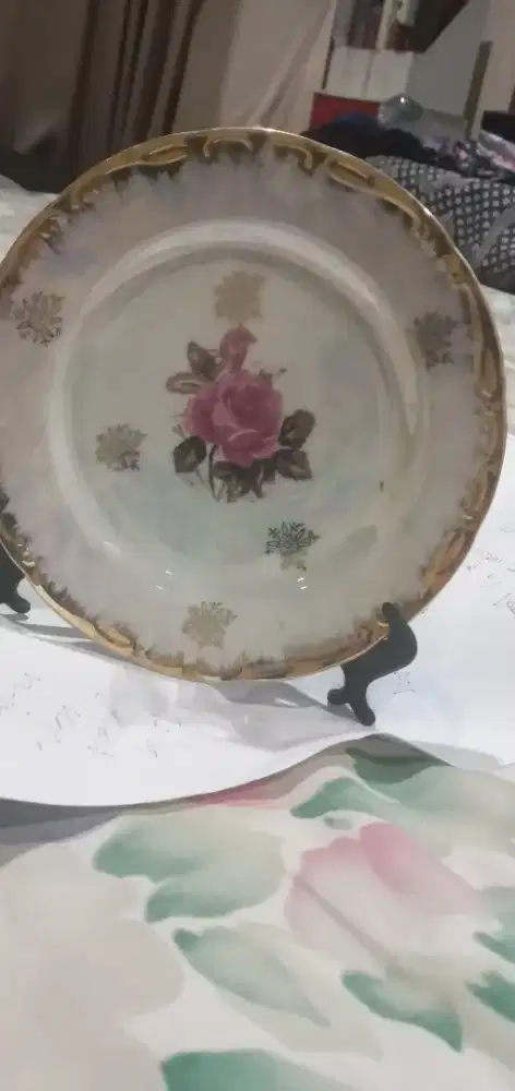 Piring antik / pajangan.  Motif mawar
