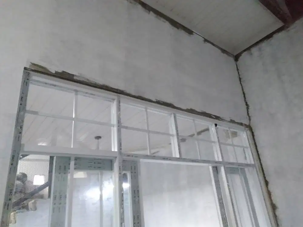 Pasang Partisi Kantor Pakai Aluminium - Alumunium - Gypsum Cat PVC WPC