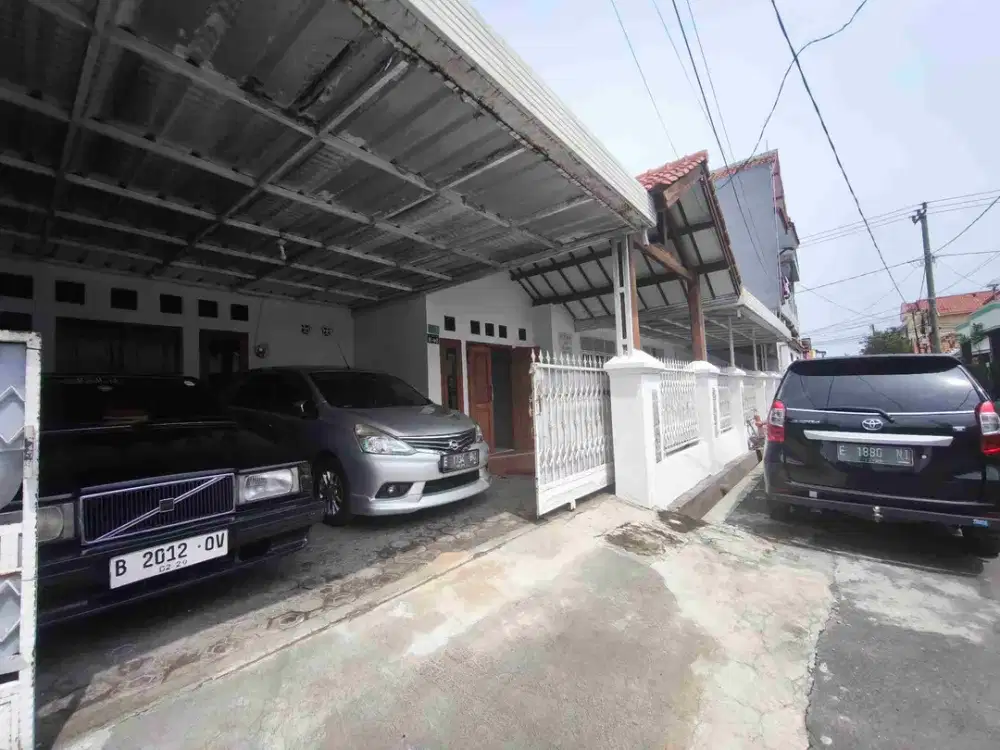 Disewakan rumah di dalam komplek , parkiran luas cocok juga buat Kantor