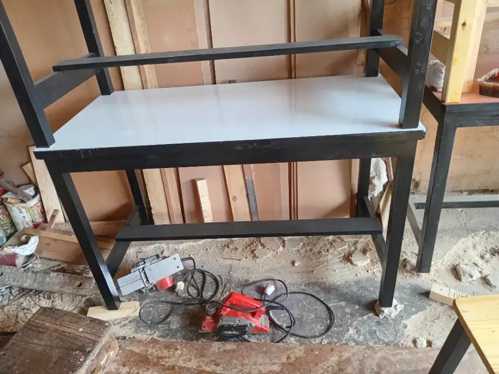 Mija makan hpl cat hitam