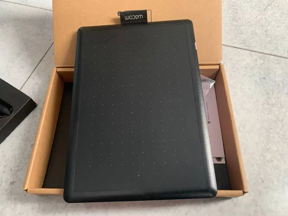 One by Wacom CTL 472 small drawing tablet