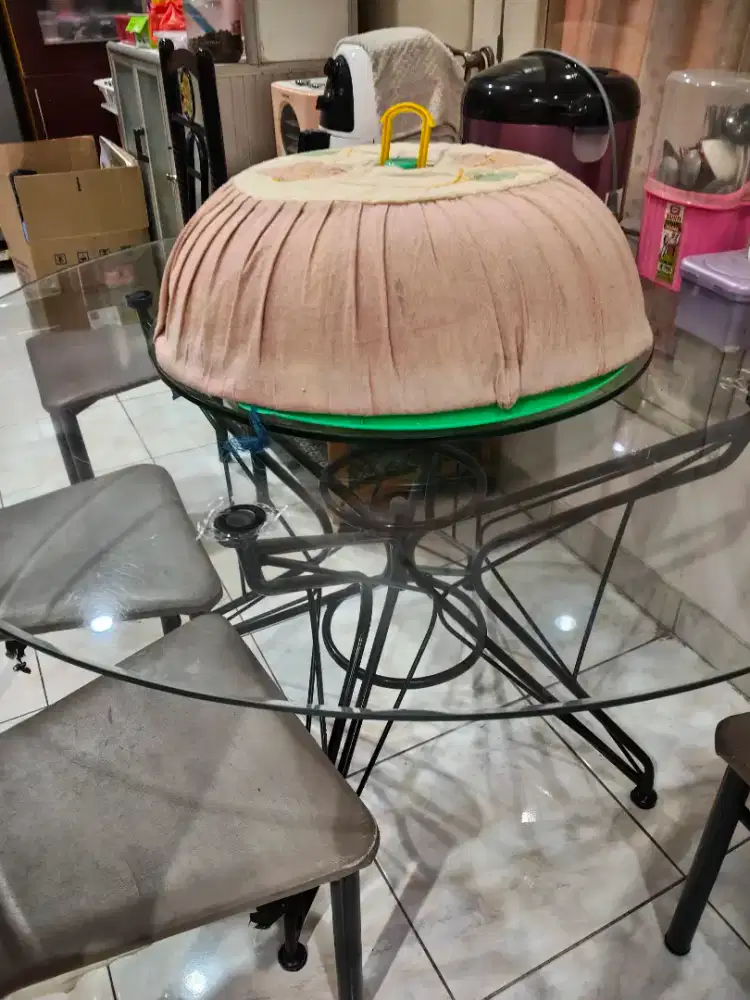 Meja makan bulat kaca tebel ada putarannya