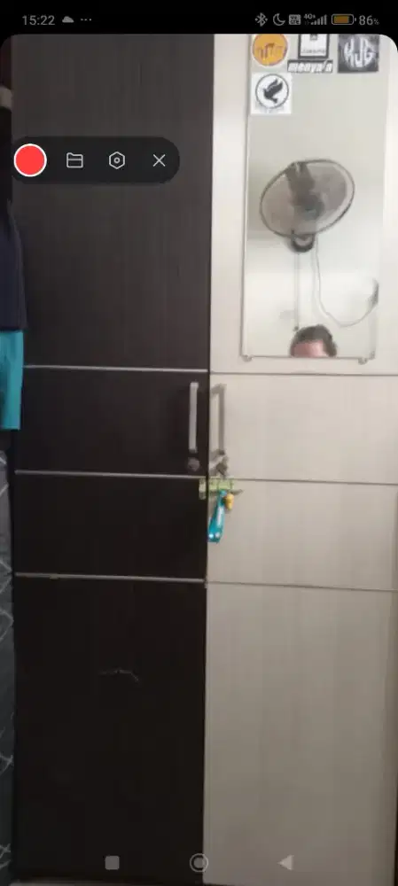 Lemari, tempat tidur, dan sofa