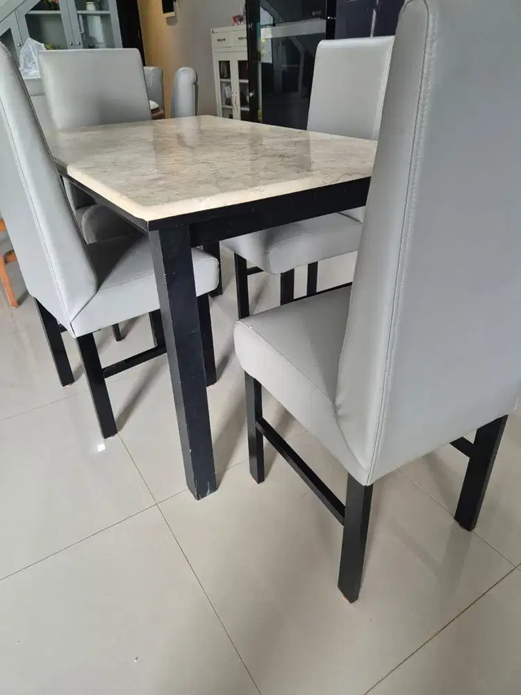 Meja Makan Marmer