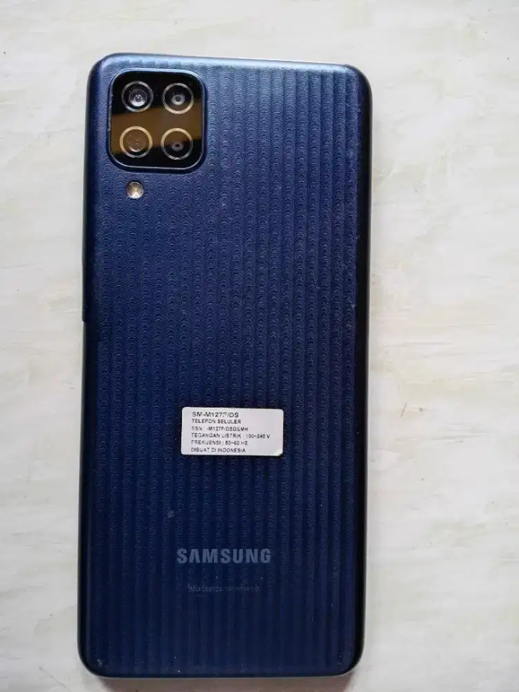 Mau jual hp samsung M12 ram 4 gb 64 lengkap dus buku cas