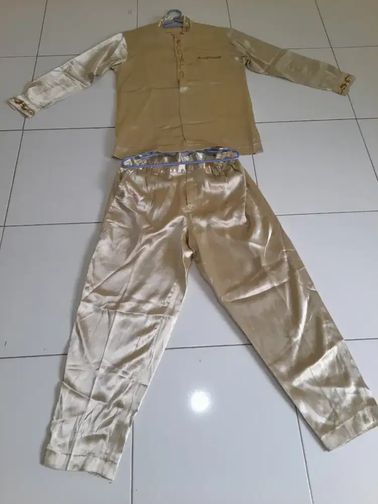 Baju seragam sepasang bahan melayu