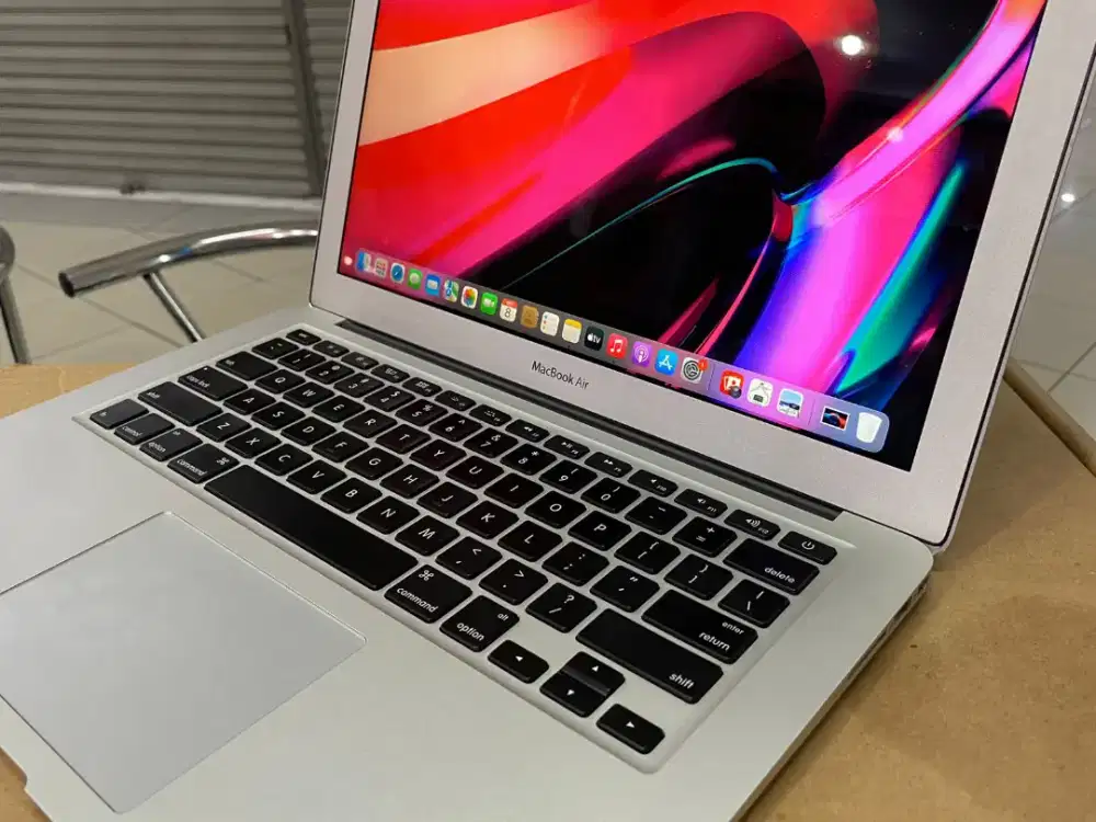 Macbook air (13,-inch 2017)Ram 8 GB/SSD 128GB
