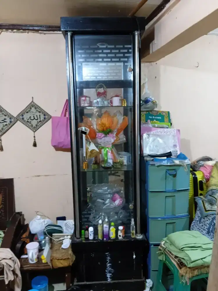 Jual lemari kondisi bekas.