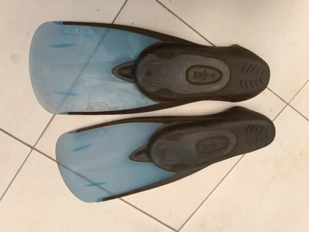 Fins renang ukuran M