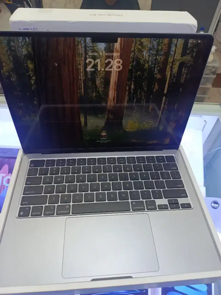Macbook Air M2 256gb 13inch second ex resmi