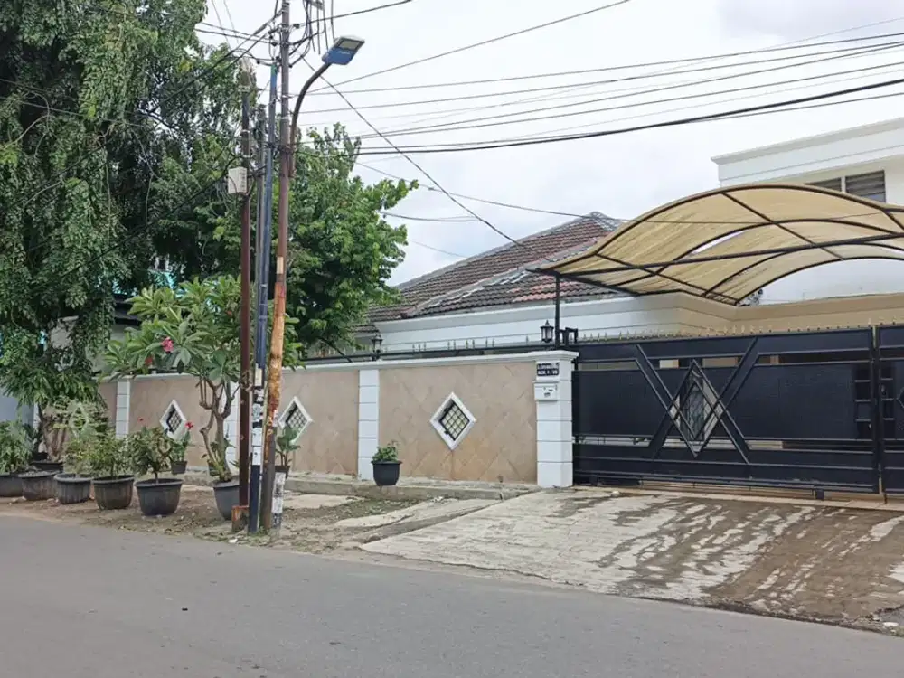 Disewakan rumah cantik, 2 lantai, besar, semi furnish daerah elite dengan lingkungan asri, aman, nyaman di Kayu Putih Jakarta Timur
