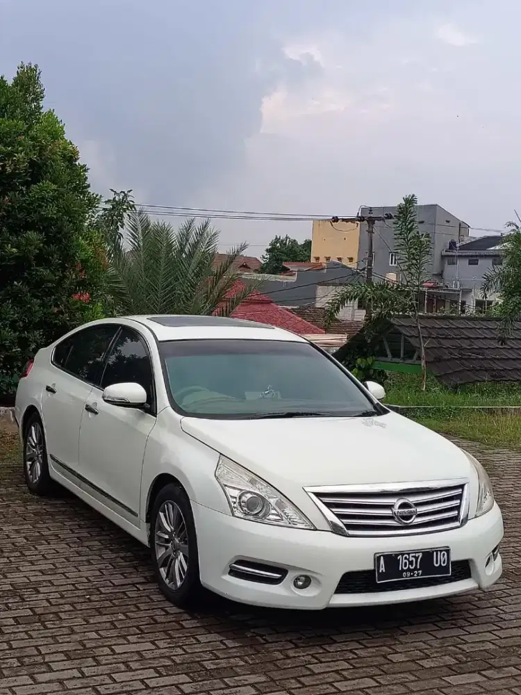 Sedan teana matic warna putih