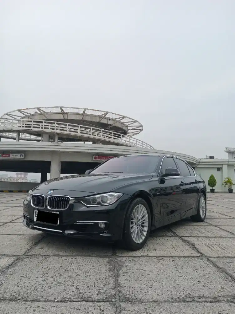 KM LOW 70 RB AN BMW 320i F30 Luxury 2.0 AT 2013 Terawat