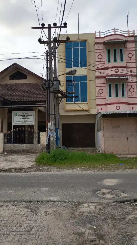 Dijual Ruko 3 lt. SHM Kosong. Harga Nego