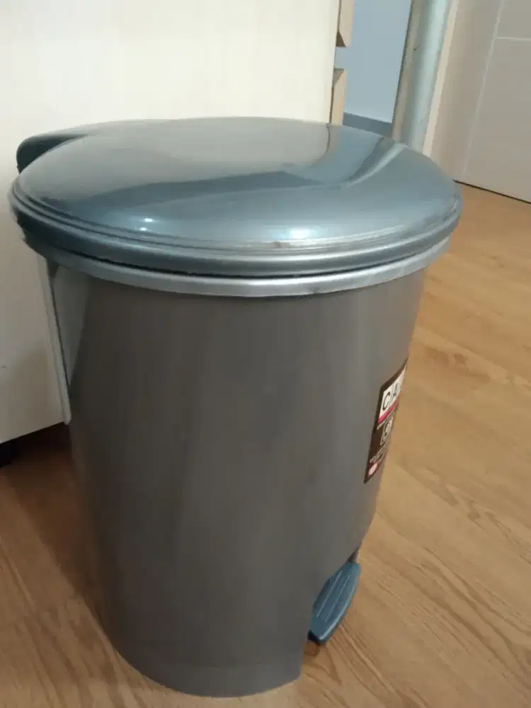 tempat sampah abu abu