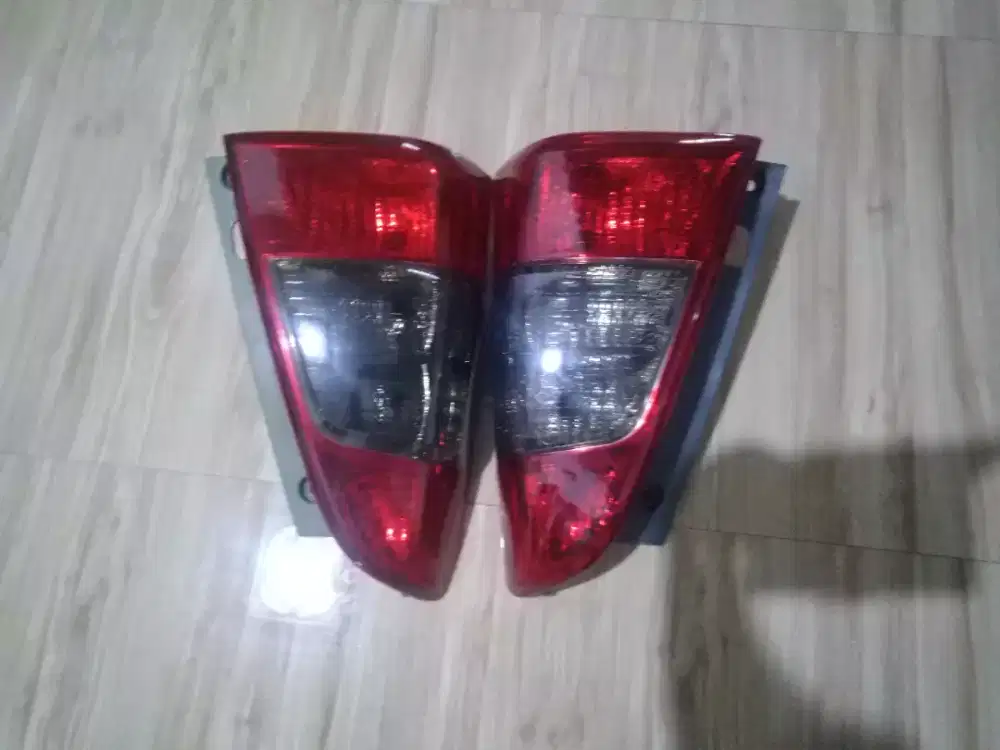 Lampu belakang innova th 2012