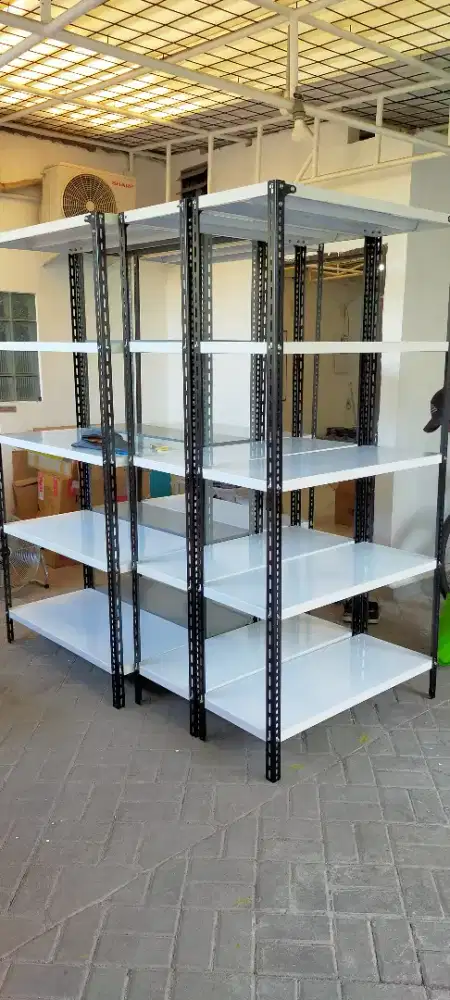 Rak besi siku lubang ramping