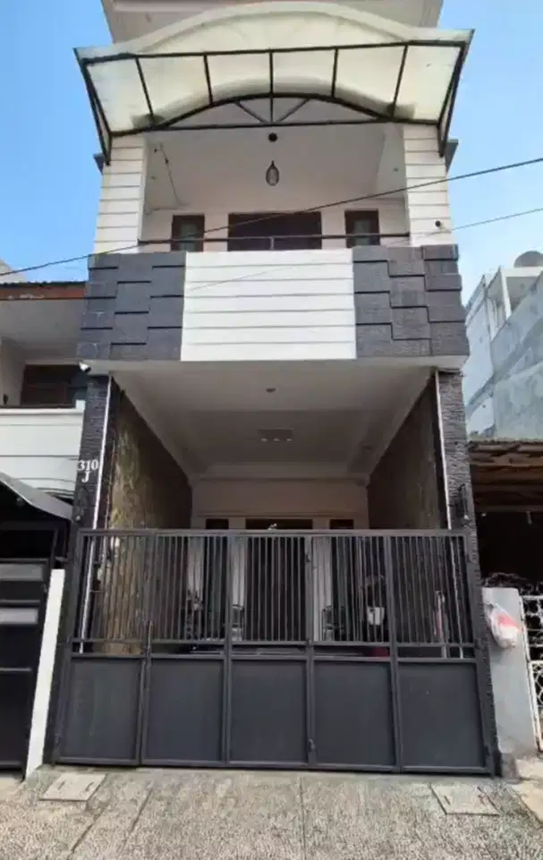 Rumah 3 Lantai Furnished di Gunung Sahari