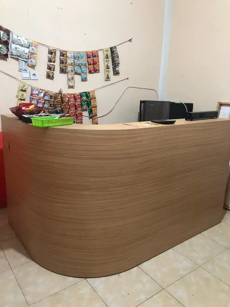 Meja kasir atau resepsionis