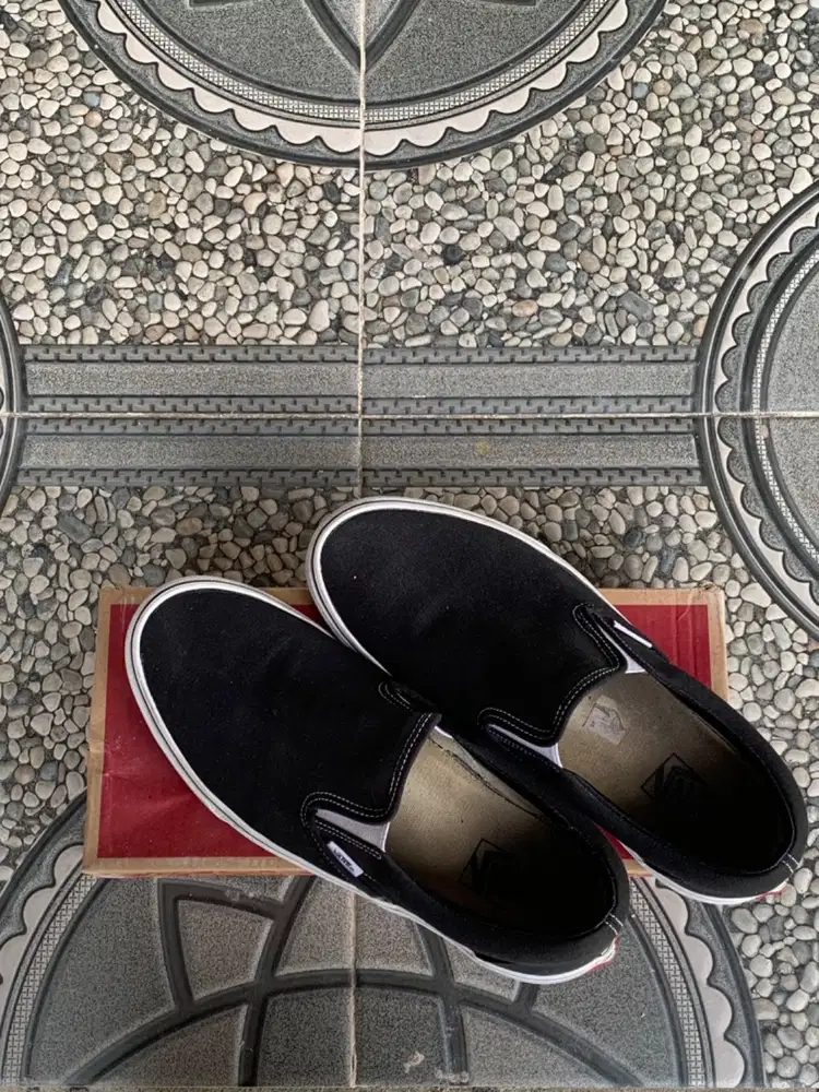 VANS SLIP ON SIZE 43