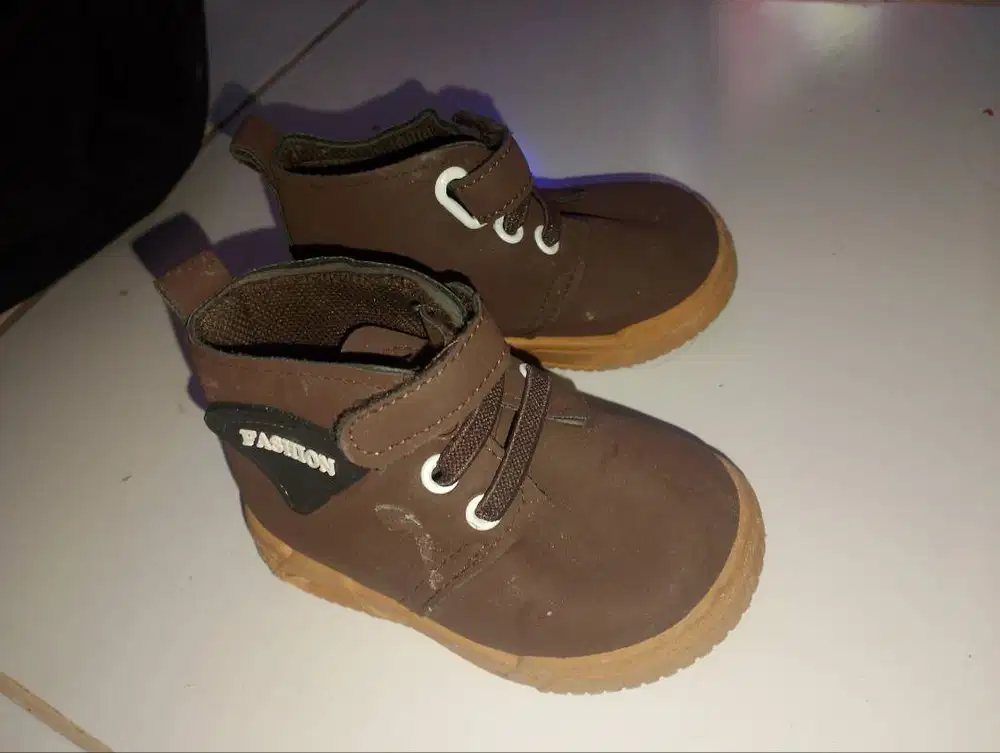 Sepatu balita warna coklat
