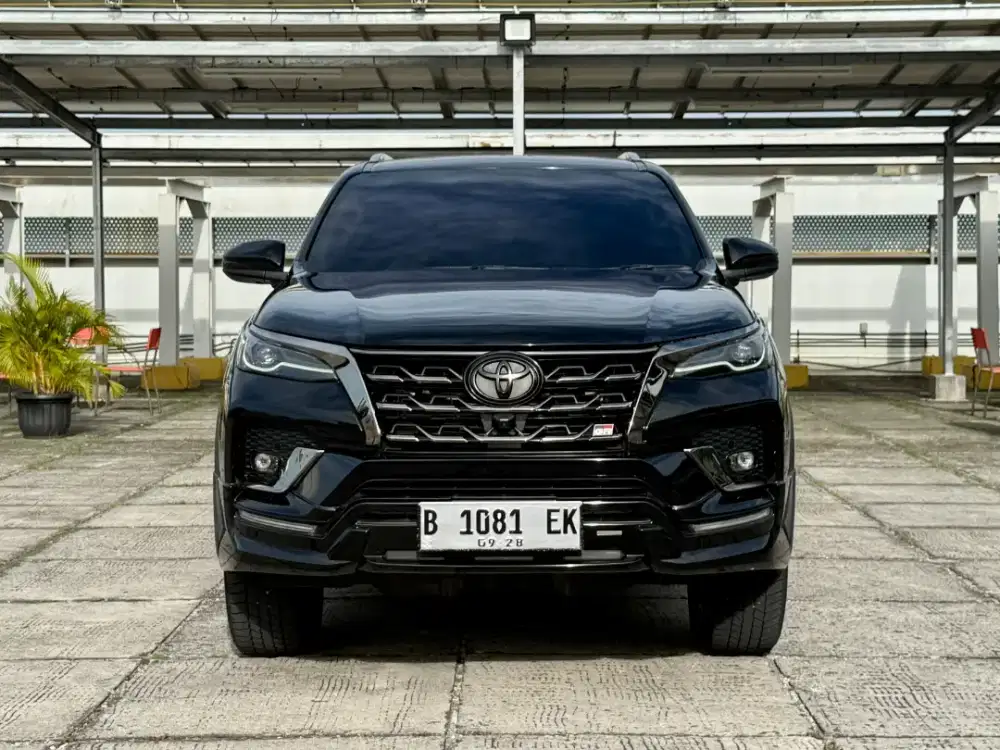 (Low Km)Fortuner GR 2.8 AT. Tahun 2023. Hitam. Perfect cond