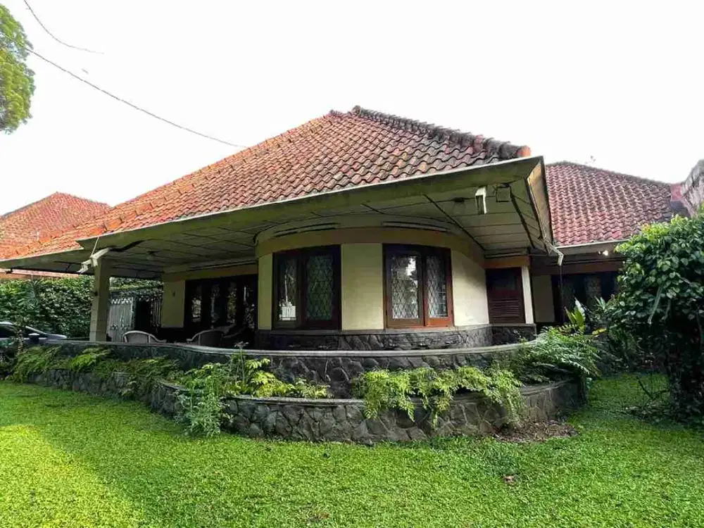 Dijual rumah klasik di area komersil di Cisangkuy Bandung