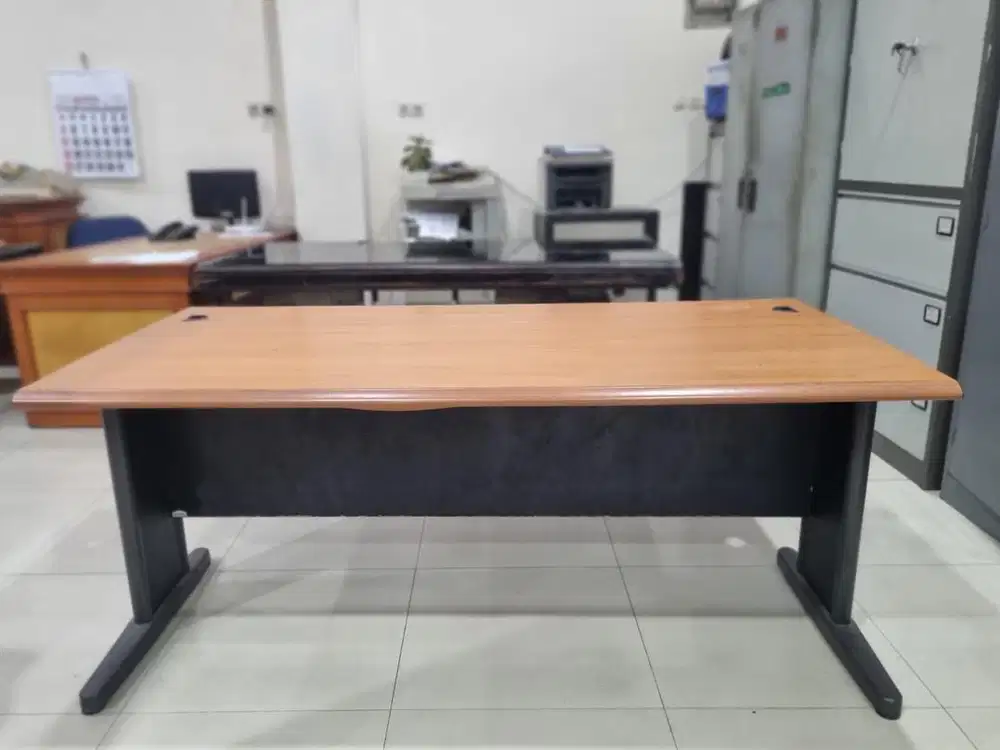 Meja kantor staff UOD 4056 Office Desk 160x74x75 Cm