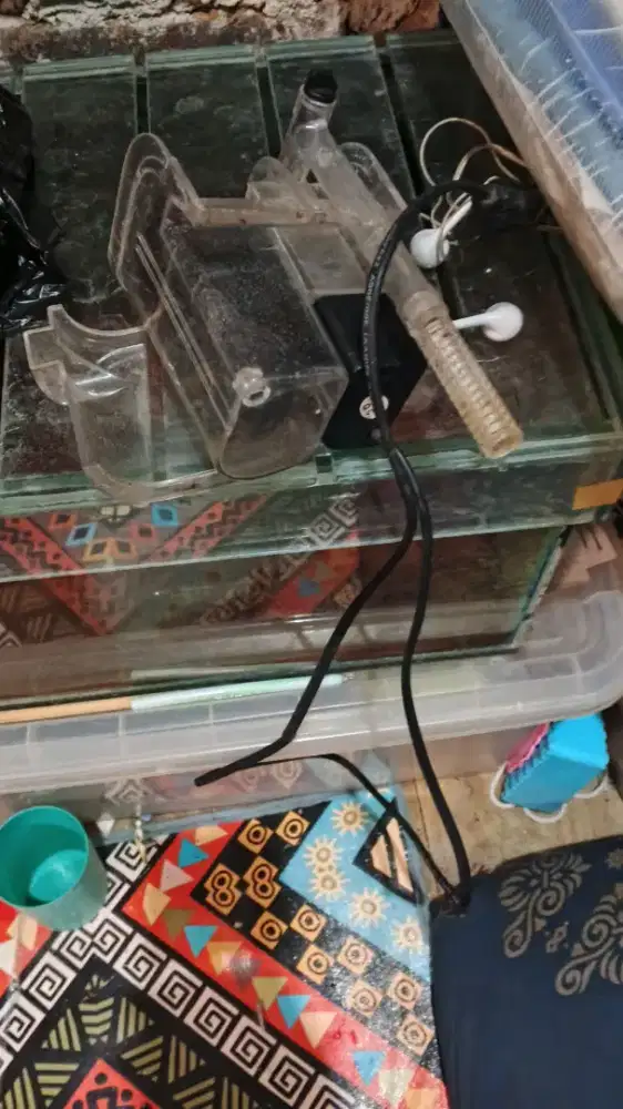 Akuarium dan filter gantung