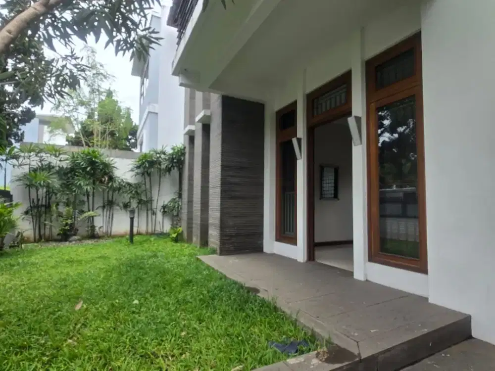 Dijual Rumah Asri Terawat 2 Lantai Semi Furnish di Setraduta