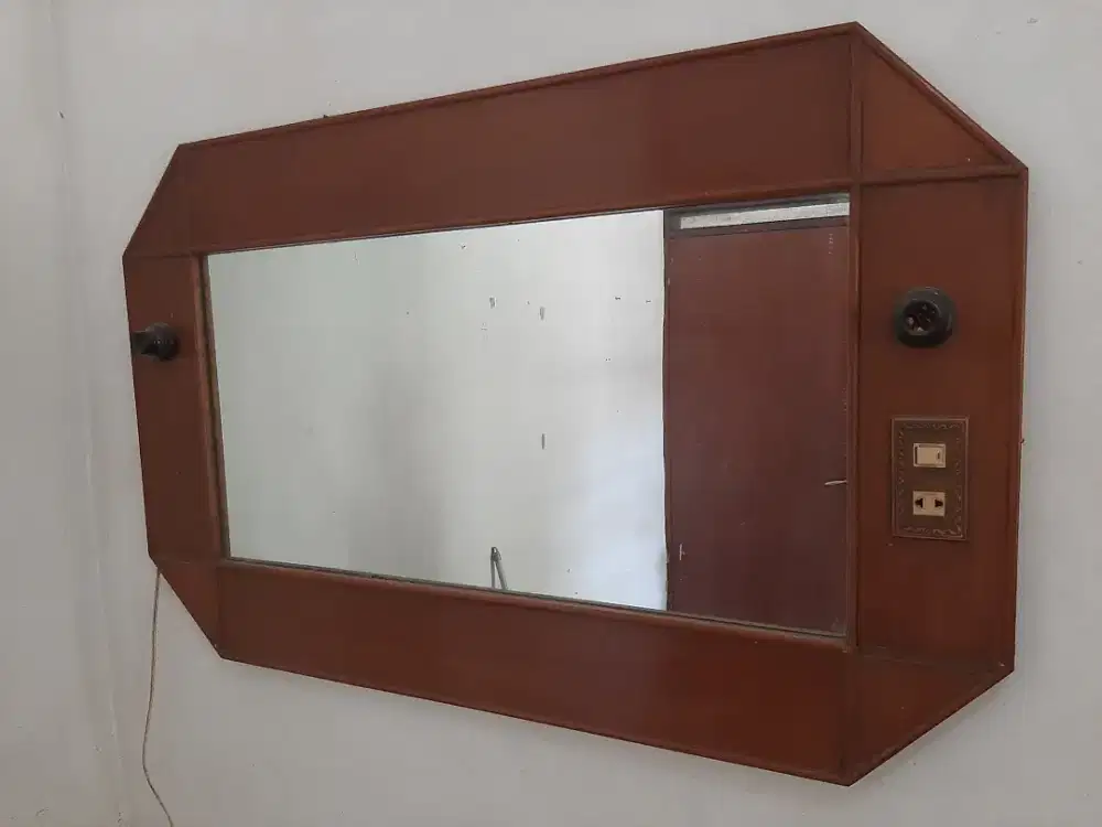 Kaca cermin dengan frame kayu solid, ada lampu dan saklar