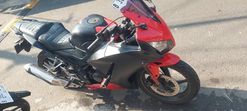 Jual honda cbr 150 cc komplit pjk hidup  bisa kridit dan tt